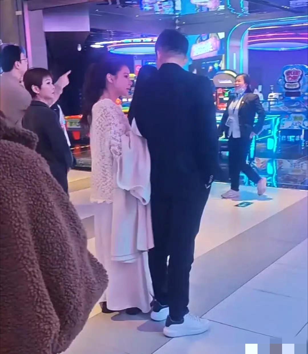 马筱梅挺孕肚陪娃出游，汪小菲一家同框，网友：这才是豪门该有的样子
 
汪小菲一家