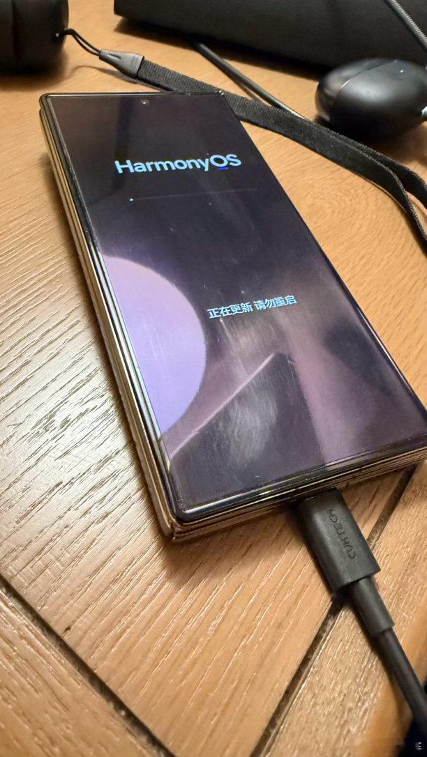 我把我三折叠升级鸿蒙 6 了不知道升级完啥感觉 