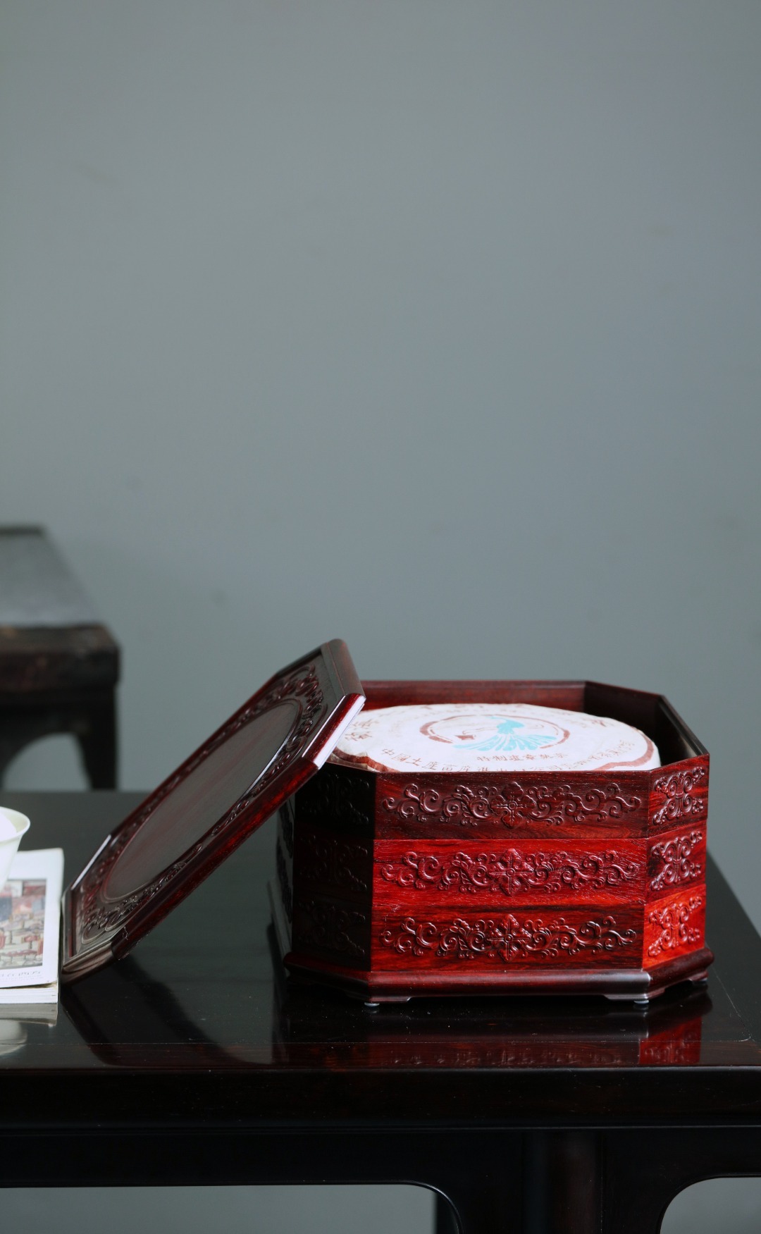 小叶紫檀 | 茶盒小叶紫檀制，色泽醇厚油润，盒八角三层，纯榫卯结构，盒面以缠枝莲