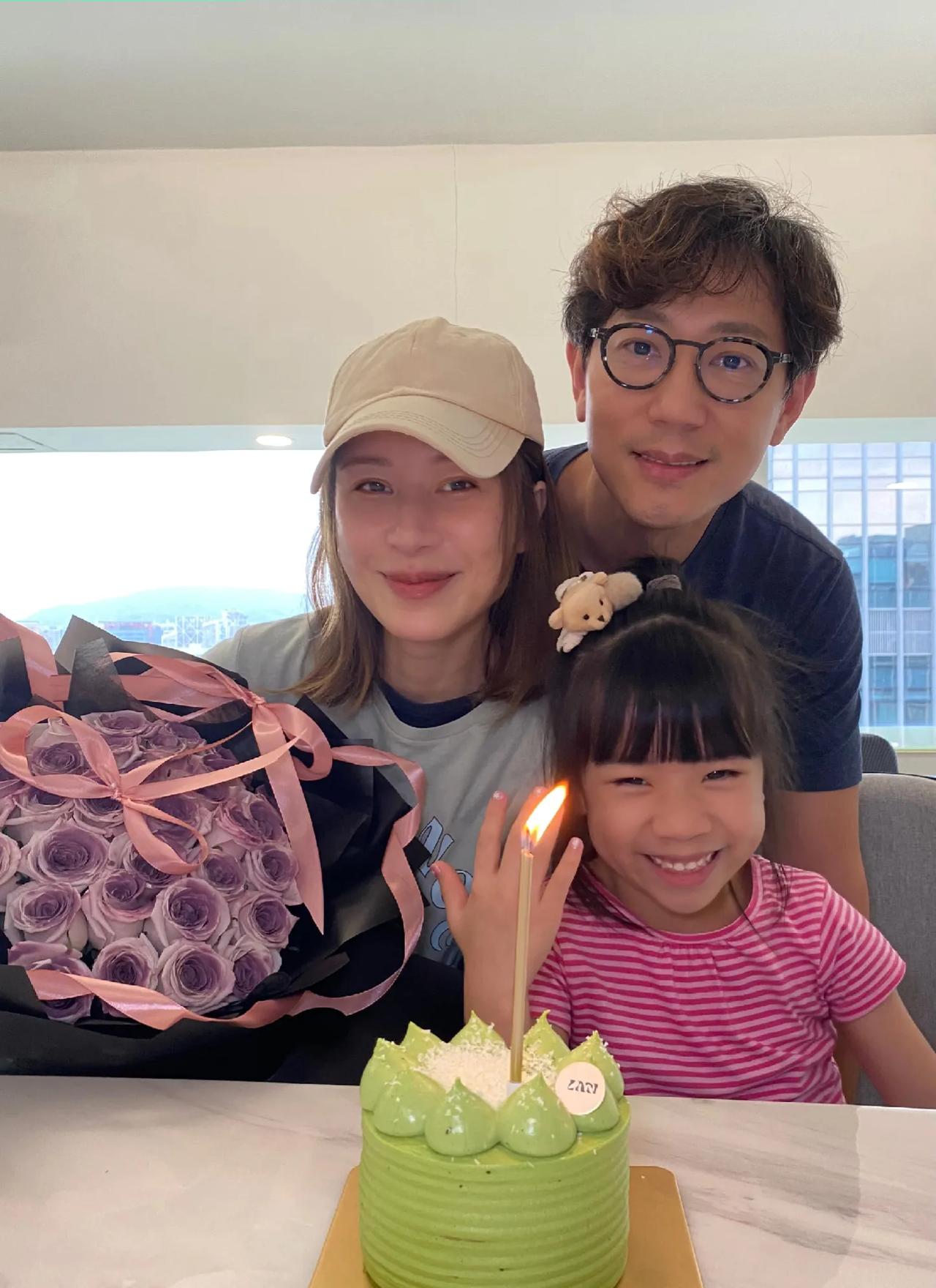 《鹿鼎记》中“沐剑屏”的扮演者邝文珣晒出与老公和女儿的合照，庆祝自己48岁生日。