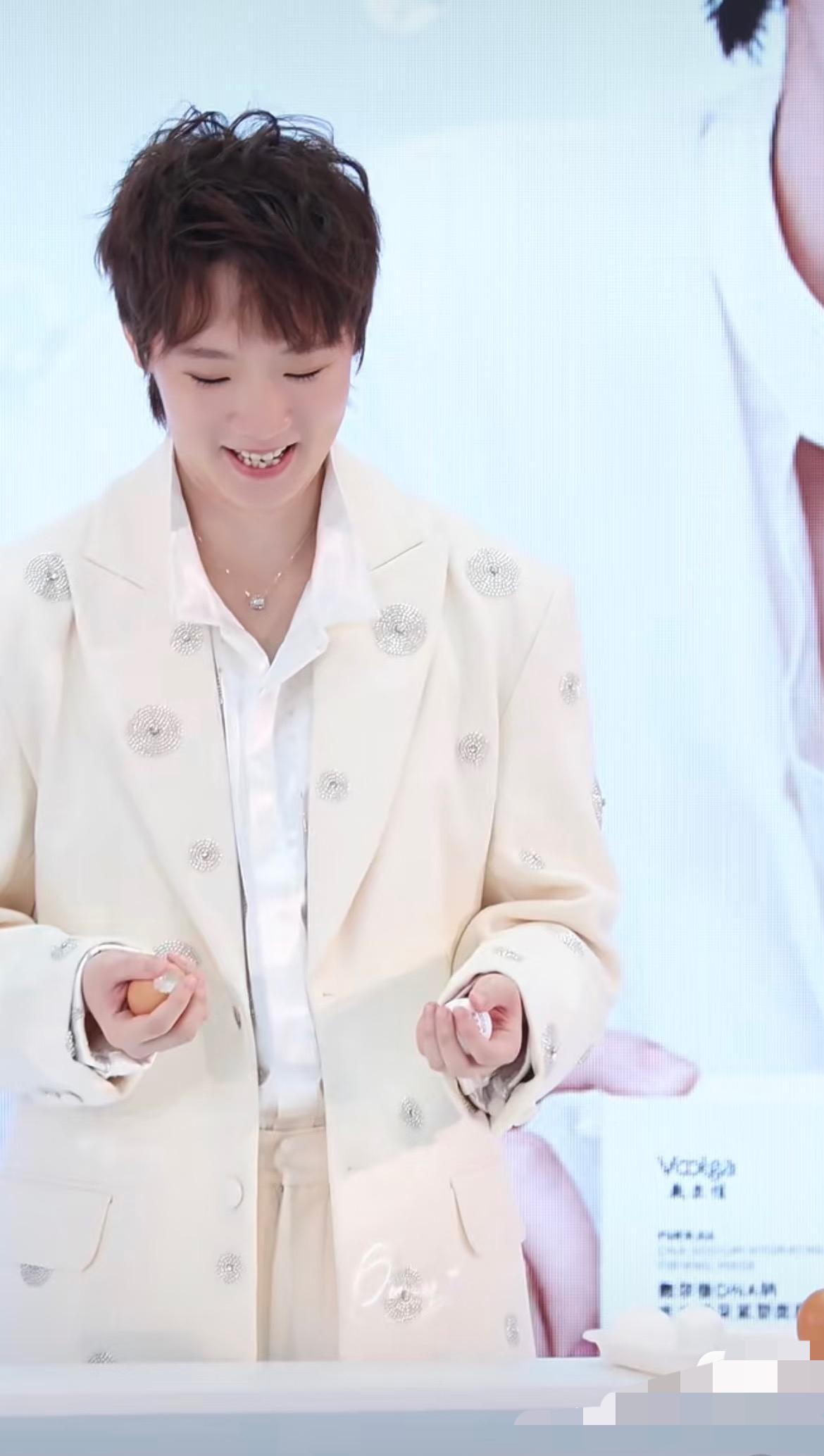 王曼昱的反应能力真的太强——7月21日王曼昱活动现场，在乒乓球和鸡蛋之间反复切换