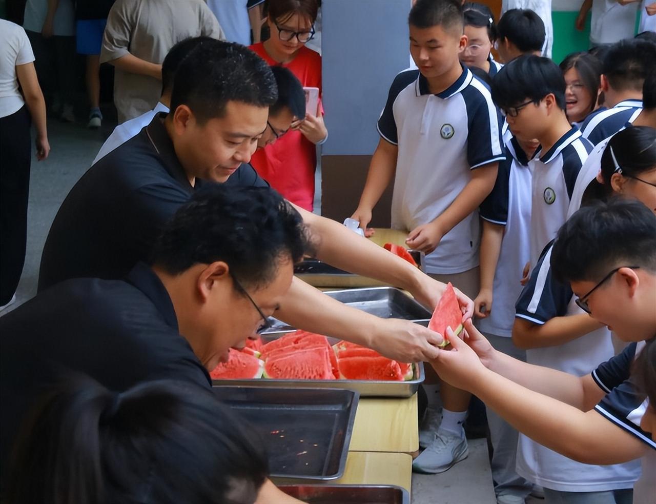 外网彻底看不懂了：中国卖不掉的西瓜，为什么最后全城都在买？
 
河南开封周边，5
