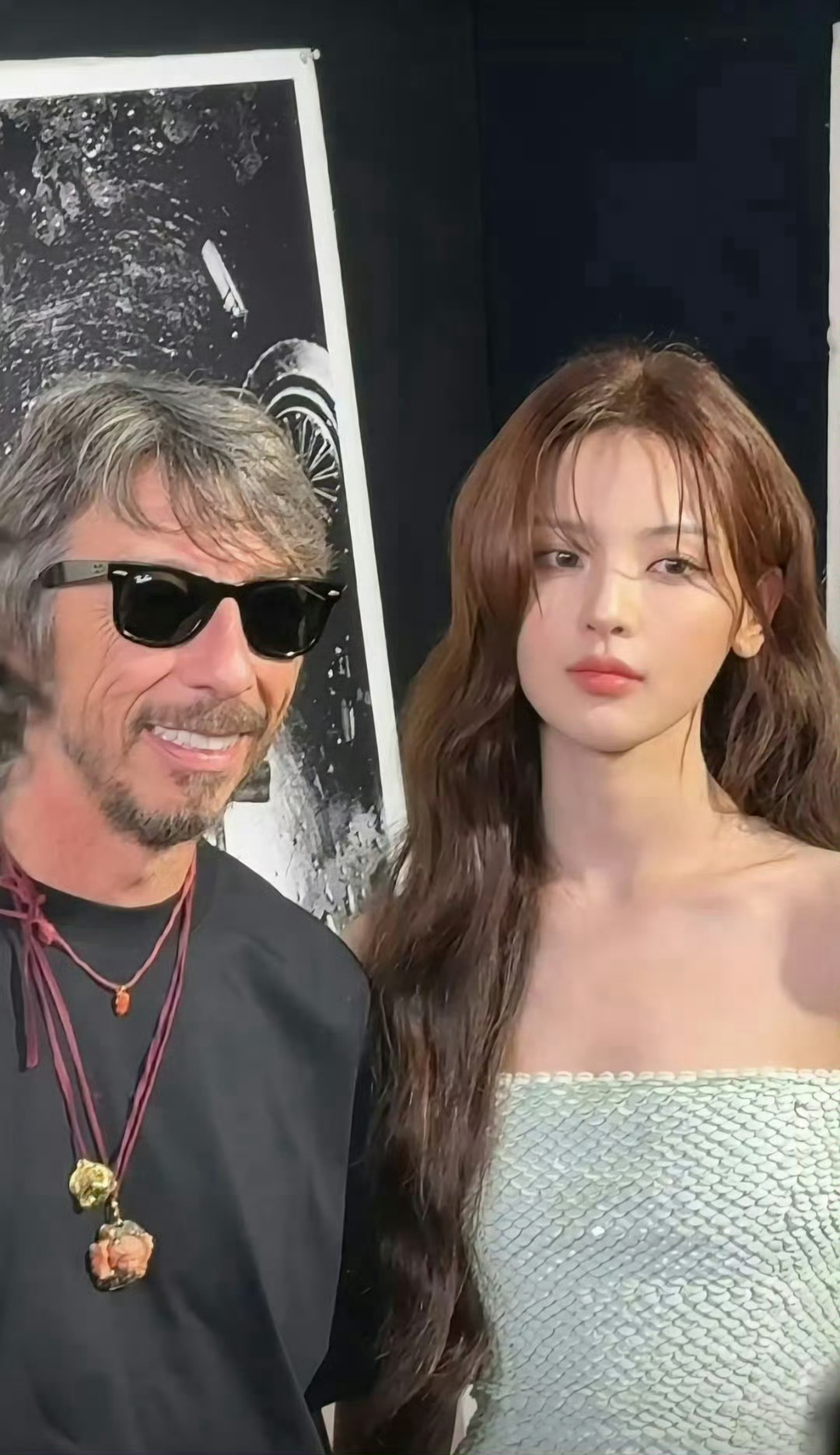 杨超越 巴黎世家秀场合影杨超越巴黎世家品牌挚友