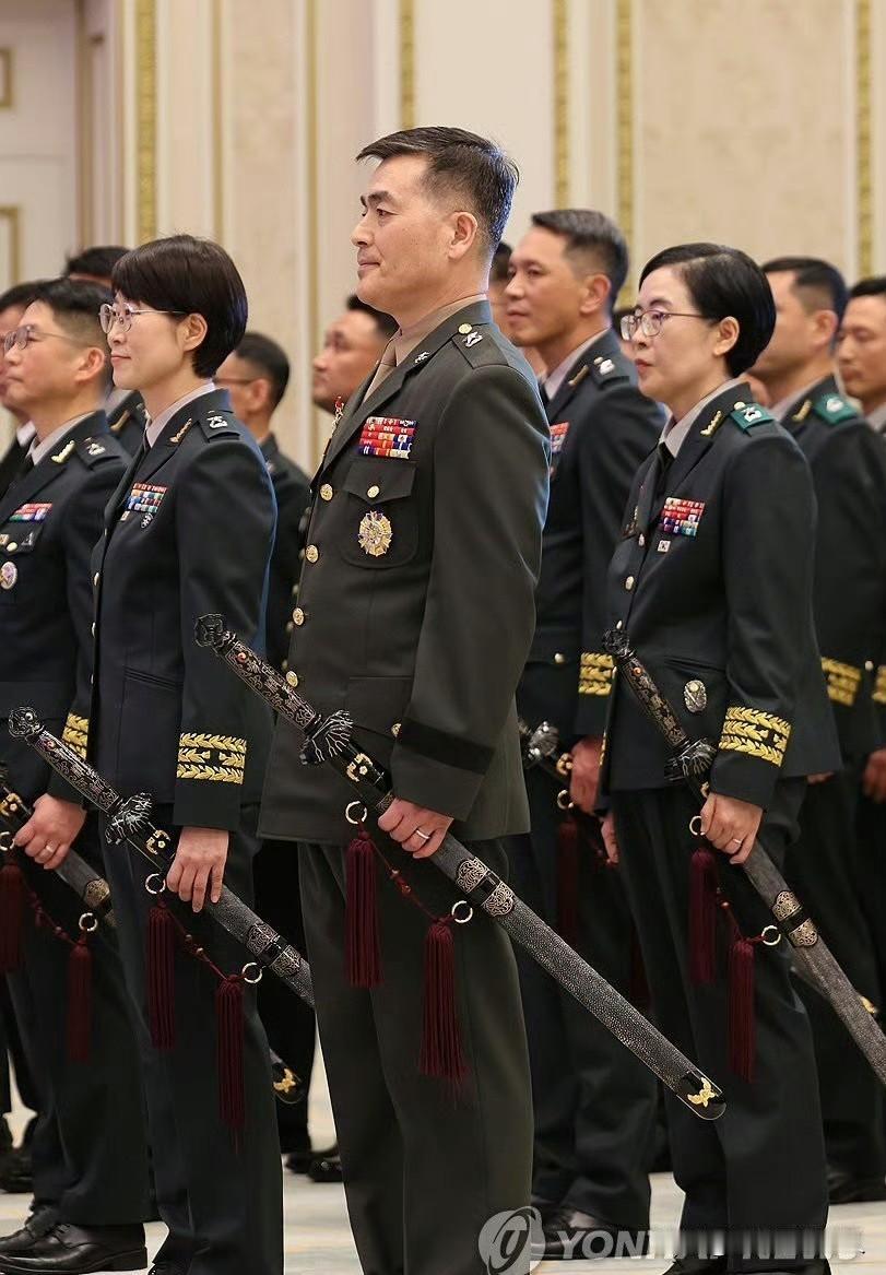 就在刚刚，
我看到了韩国总统李在明向晋升的将领授予“三精剑”。

我想了半天也没