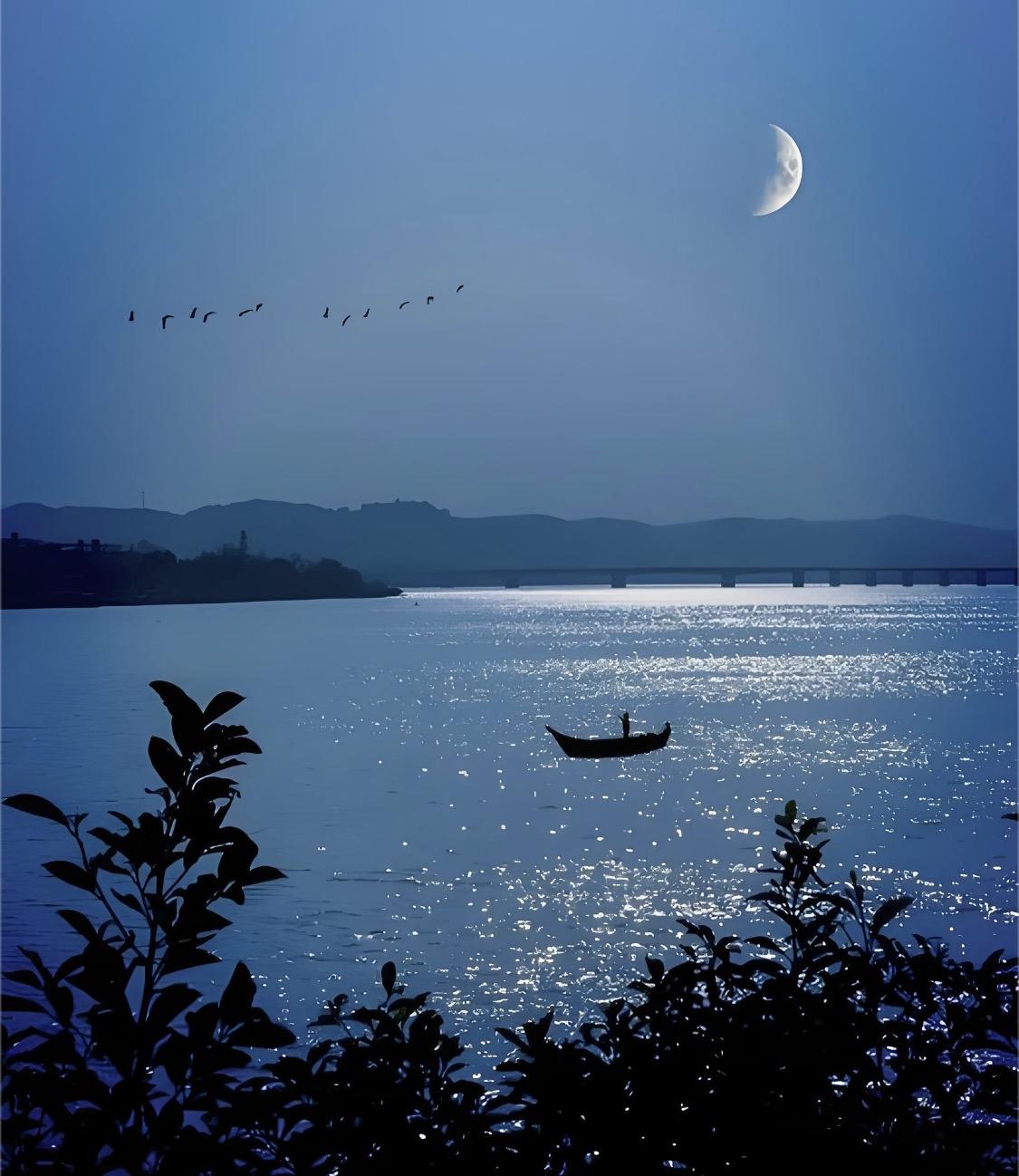轻舟荡破一湖月，求下联闲云摇开满天星。