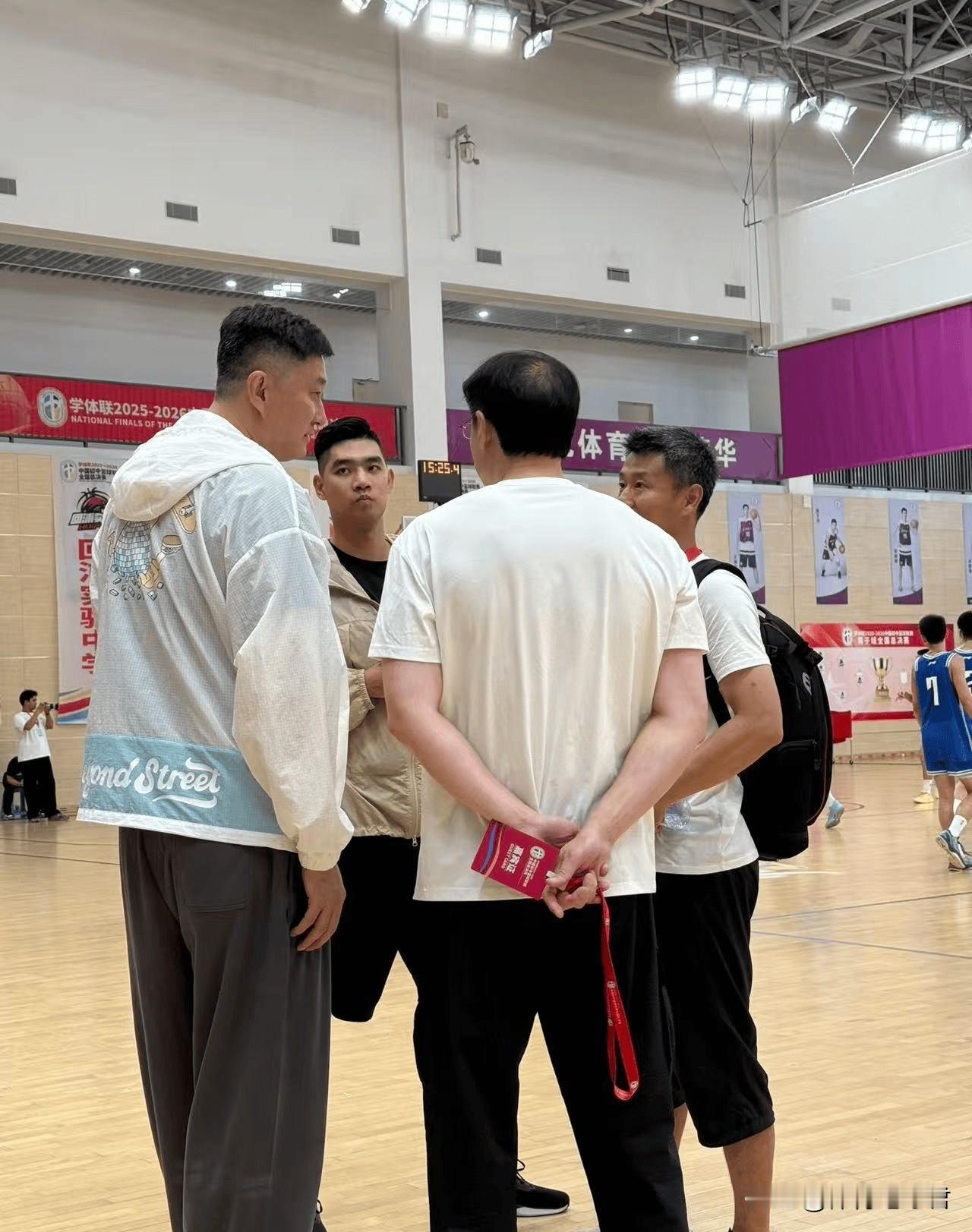 杜锋考察好苗子！
据广东媒体人麦穗丰透露：杜锋眼下正在福州，除了准备观看学体联2