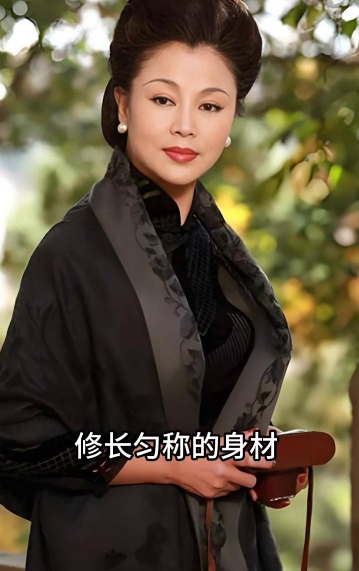 精致立体的五官，修长匀称的身材，论外在条件，她绝对是一线女星的水准。然而不知为何