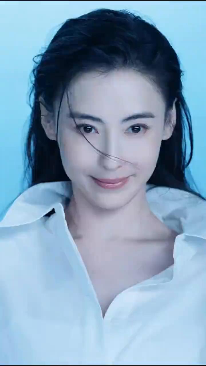 张柏芝近日和两个儿子的相处，发现原来男孩子长大后真的能成为妈妈的底气。张柏芝机场
