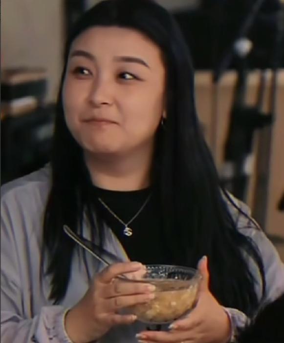 我表姐亲眼见过许筠雅，
她说许筠雅根本不像大家想的那样。
以前总听人说她就是个没