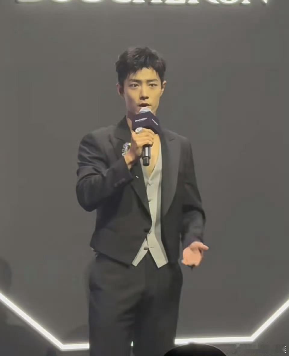 肖战昨日活动生图，灯光下这脸部状态怎么样？ ​​​