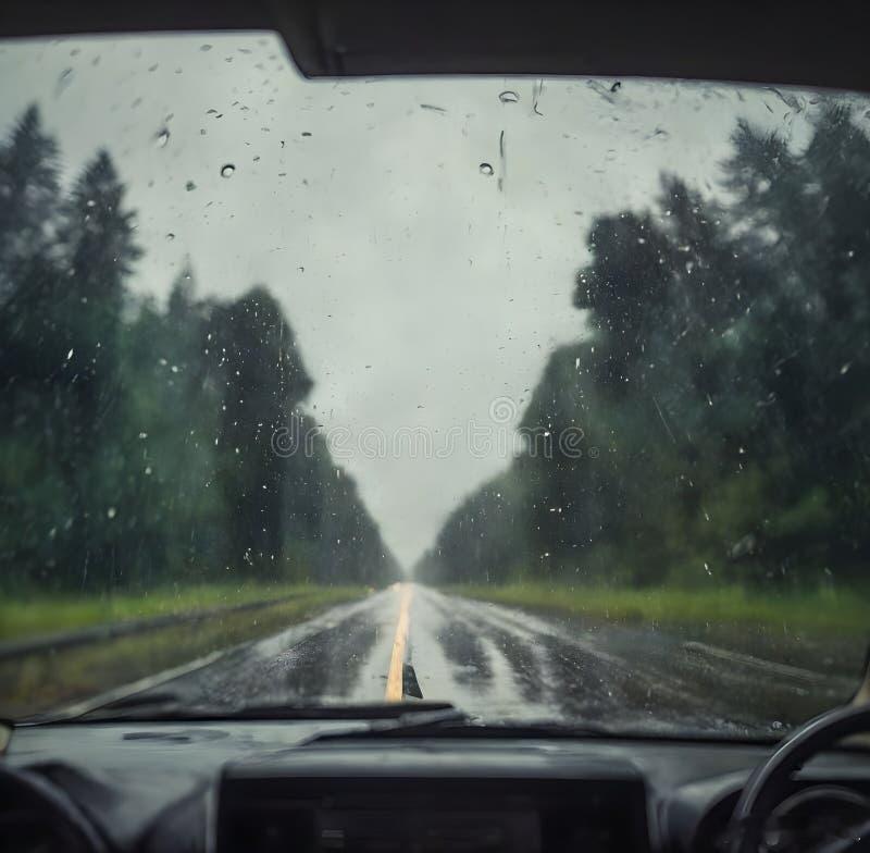 🚗开了这么多年车，你真的读懂前风挡玻璃了吗？它可不止是块透明板，身上全是“心眼
