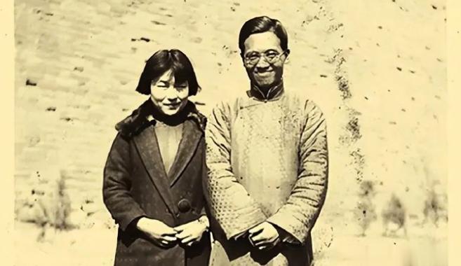 1998年，钱钟书和女儿相继离世，88岁的费孝通迫不及待对杨绛展开追求。杨绛知道