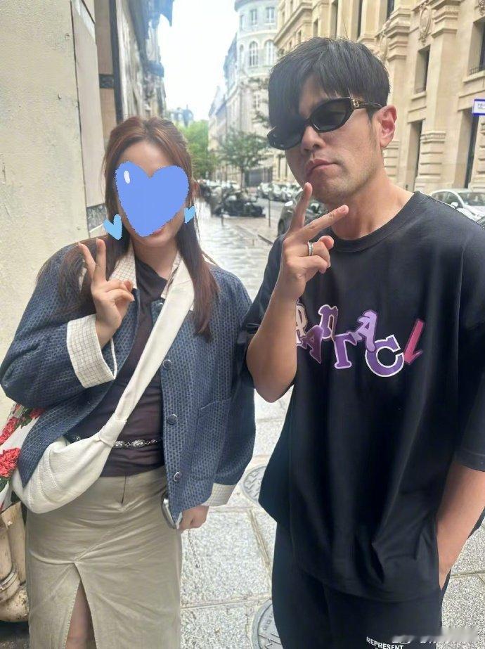 巴黎偶遇周杰伦昆凌吃面周杰伦路人合影 周杰伦携妻子昆凌在巴黎面馆用餐被粉丝认出，