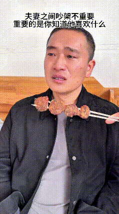 咱说这两口子吵架，真叫人又心疼又好笑！你瞅瞅这男的，脸都被挠得满脸花，哭的跟个受