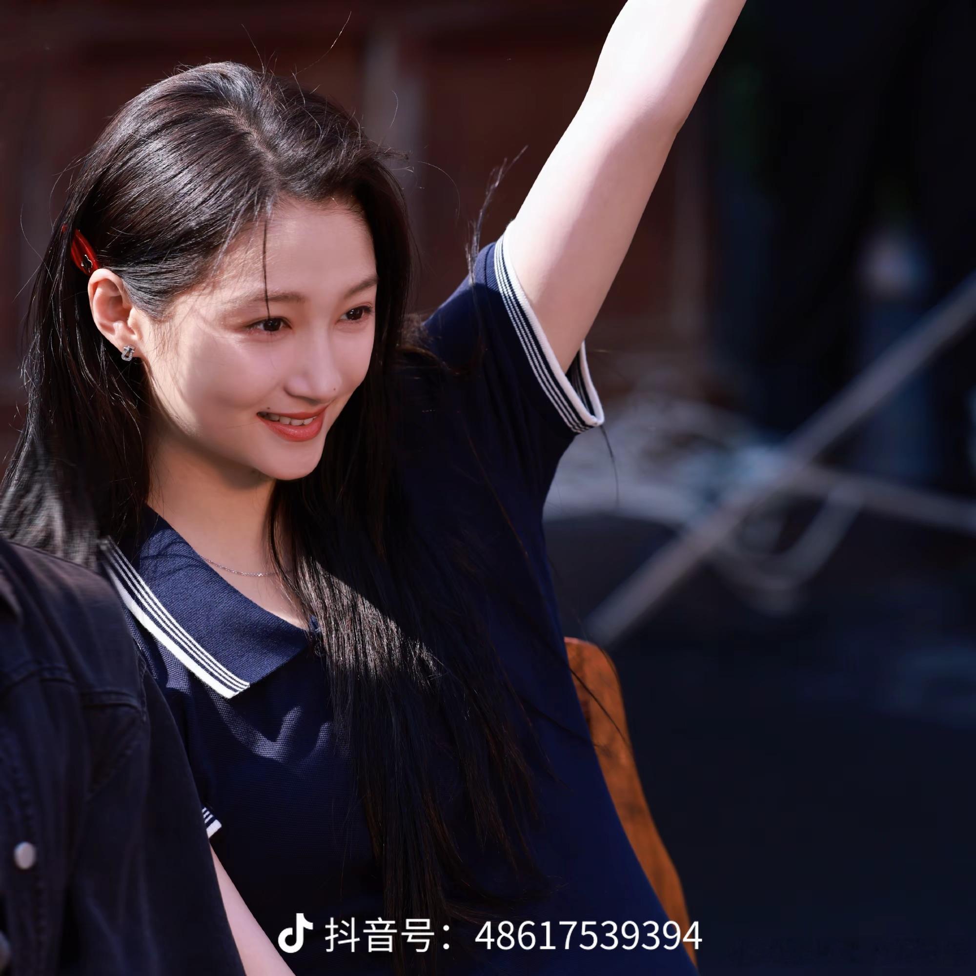 关晓彤 路透关晓彤[超话]救命，这个羊毛卷太有氛围感了吧！配上​​​