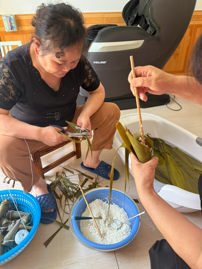 我妈和小姨包粽子～ 一个负责包，一个负责绑。边干活边聊天。几十年的默契，全在这一