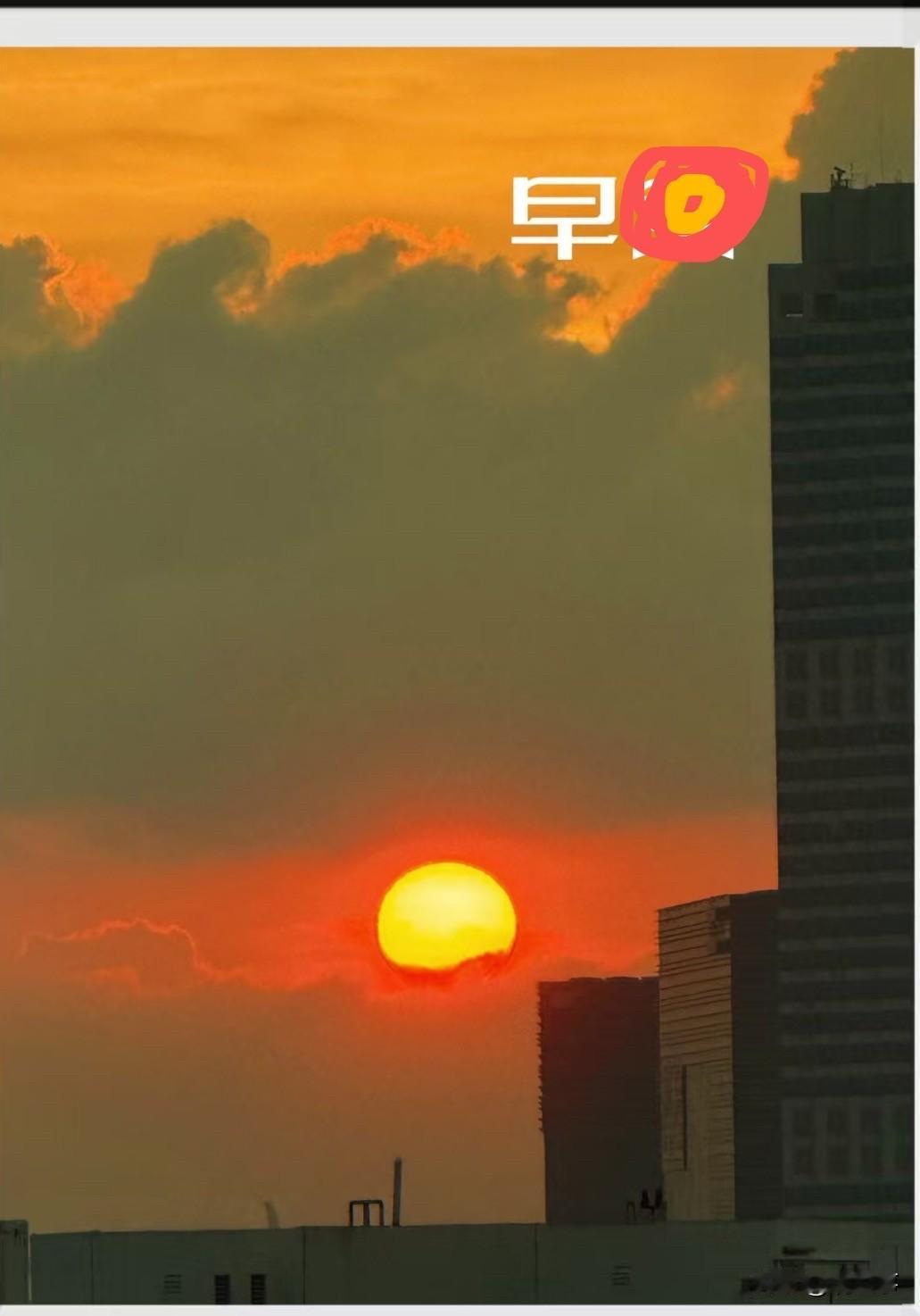 分享一张秋色的美景。蒙蒙的晨光