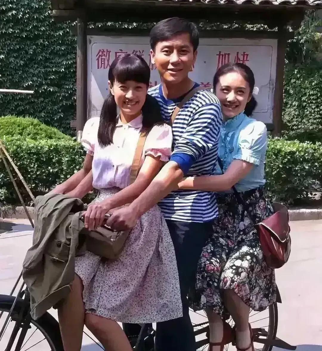 三位演员的出行照，李晨骑了个二八自行车，驮着两个大美女，前面是人见人爱的马伊琍，