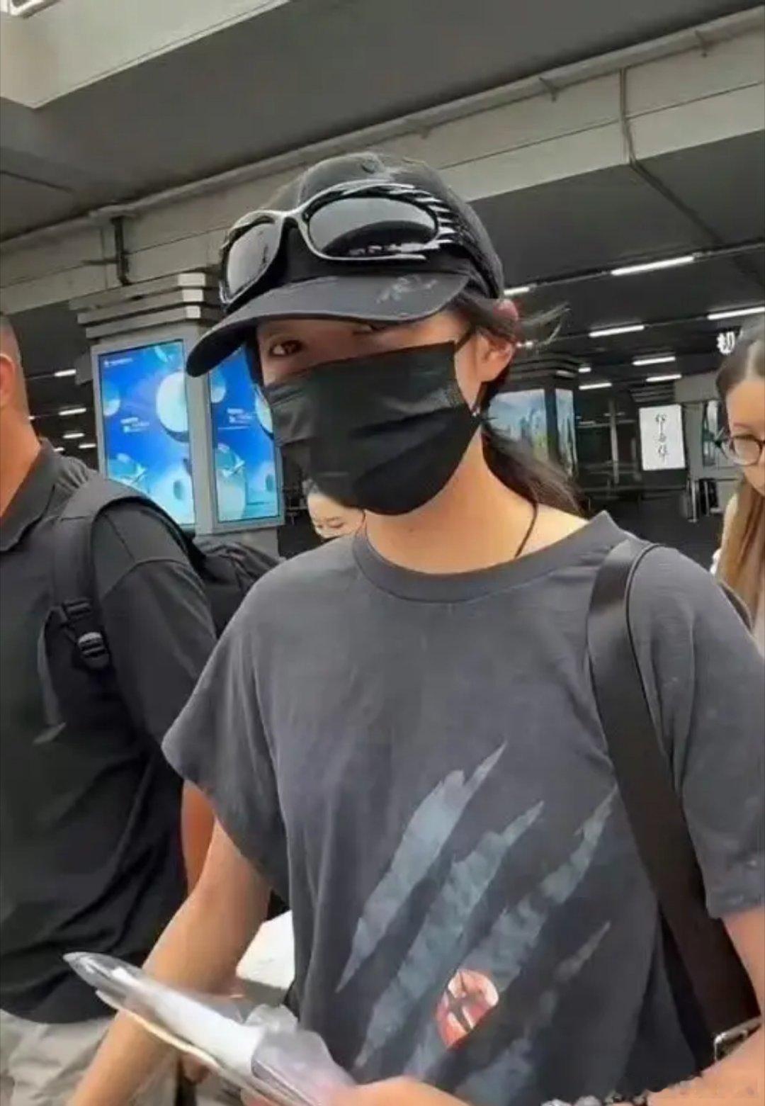 关晓彤晒黑了关晓彤机场路透来了，好多人说她晒黑了，但是看着还好吧，隔着口罩也能感