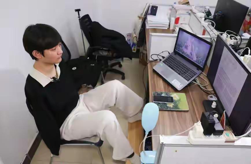 无臂博士生用脚敲出4篇SCI论文
近日，太原理工大学2023级数学学院博士生王海