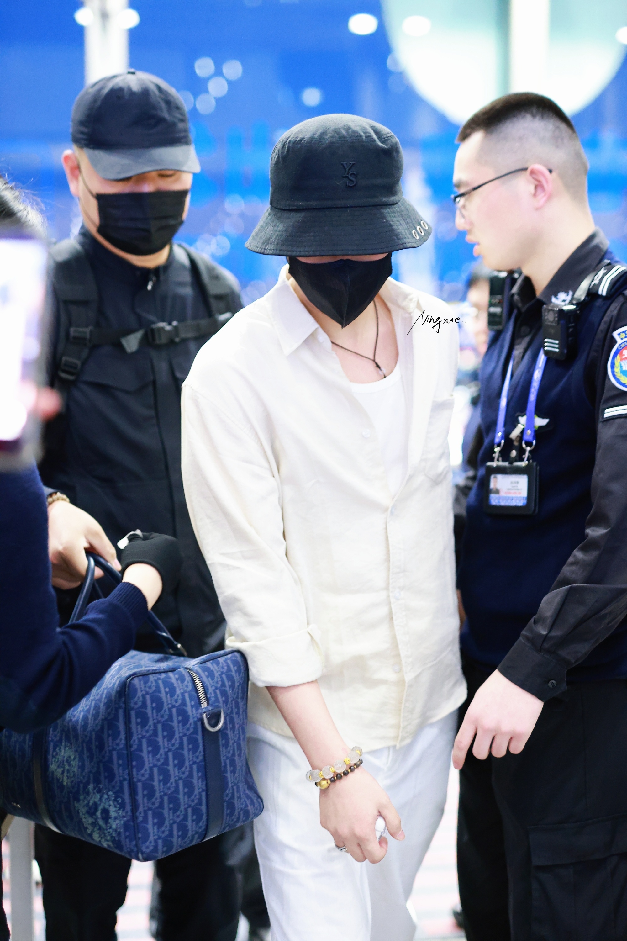 王子奇在机场搞拉练 王子奇你真的是在赶飞机吗，感觉跟参加奔跑吧似的