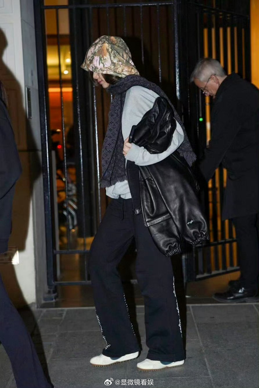 Lisa素颜试衣下班Lisa 试衣下班路透来袭，素颜依旧抗打，皮肤细腻有光泽，礼