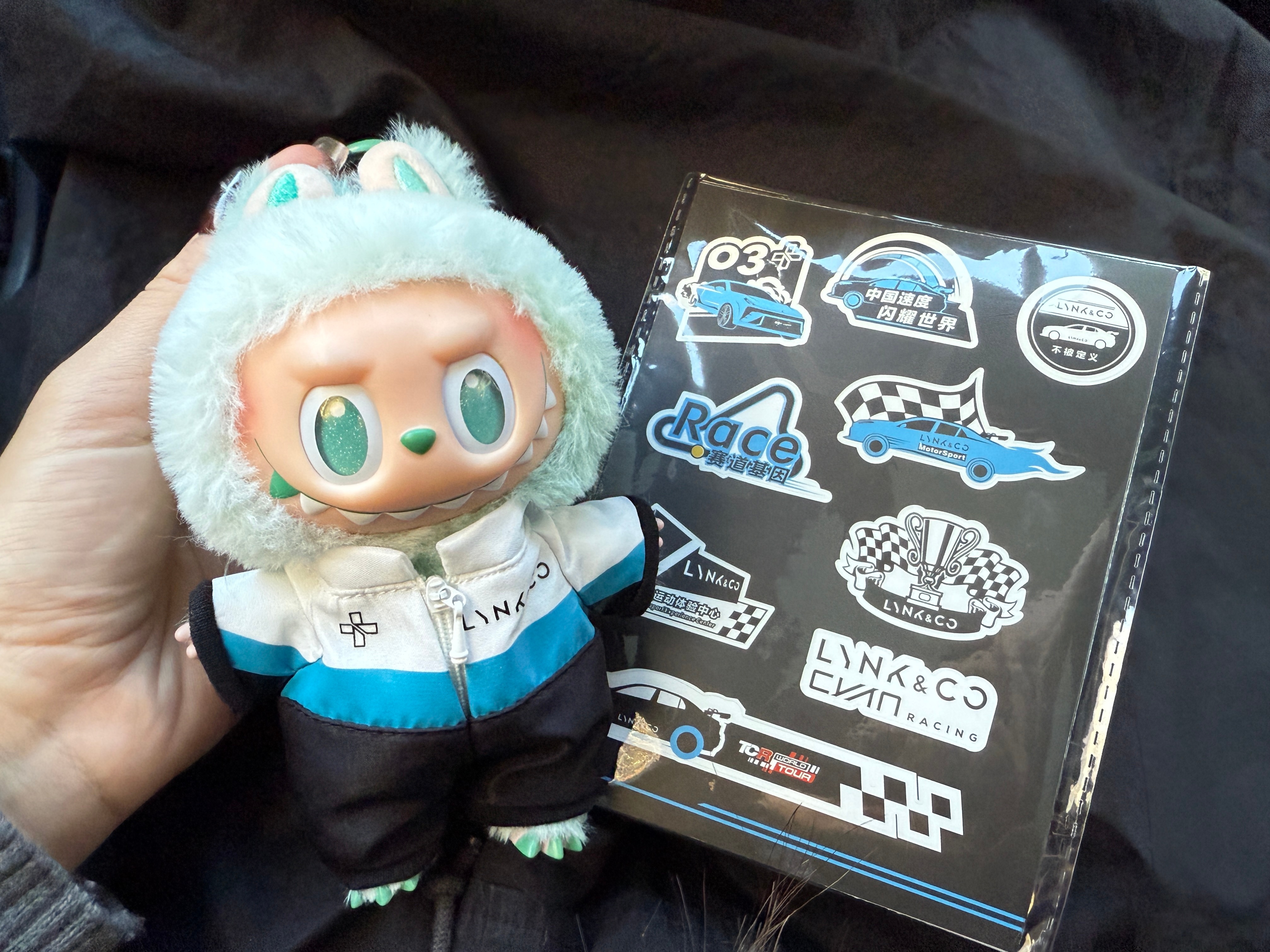 领克出了Labubu的娃衣！我已经给我的Labubu安排上了！领克cyan ra