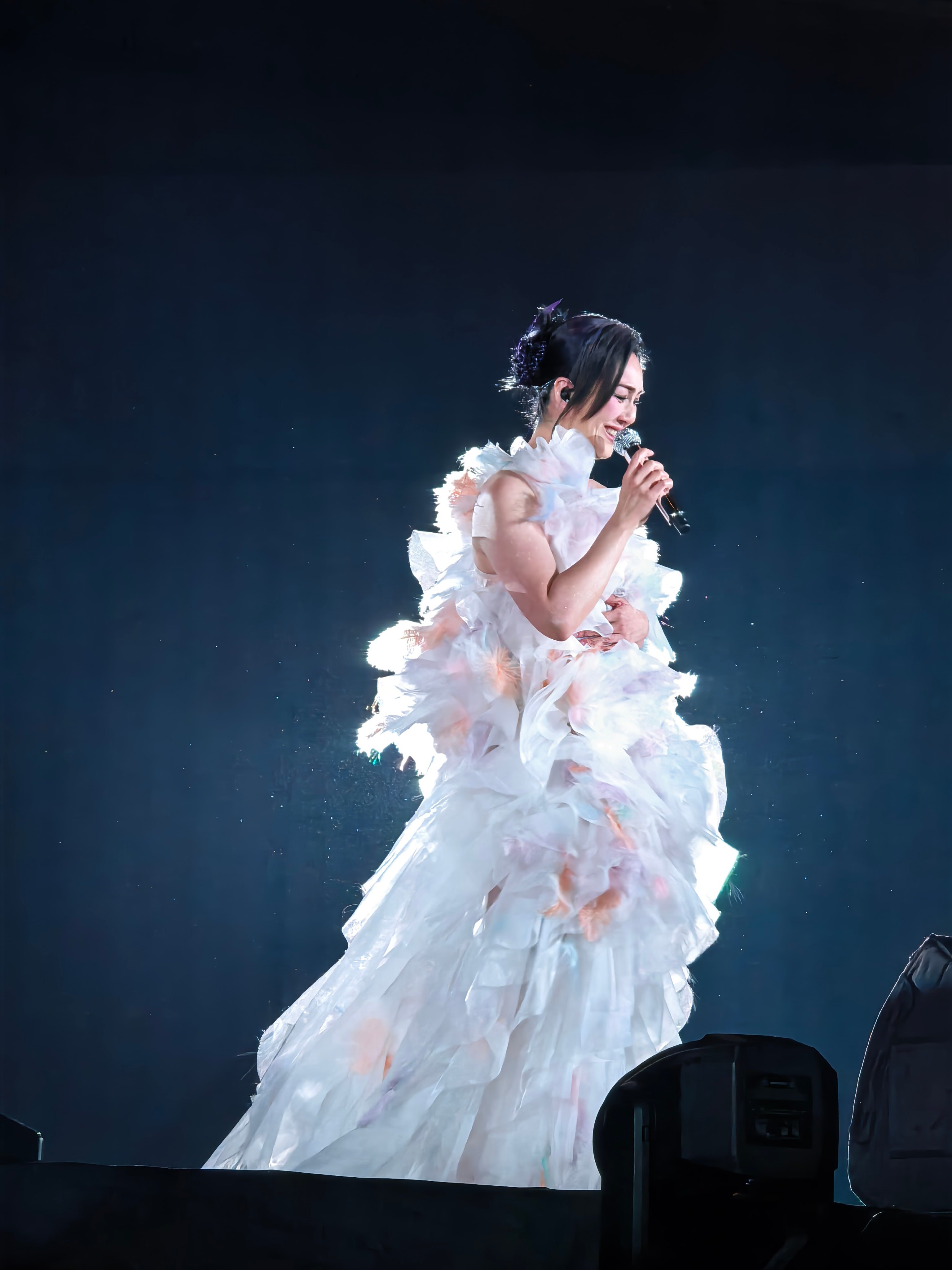 杨千嬅 比我更癫的人出现了 杨千嬅抽中双下巴男歌迷，他激动尖叫到破音，逗得千嬅调