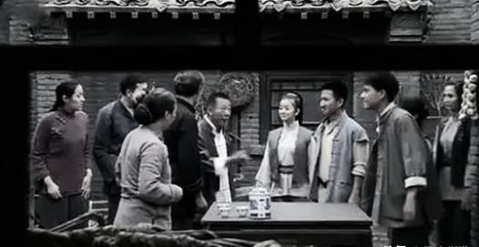 王凤文在1947年6月刚走到狼窝背村口，暗处突然冲出几个人，将他迅速摁倒在地，并