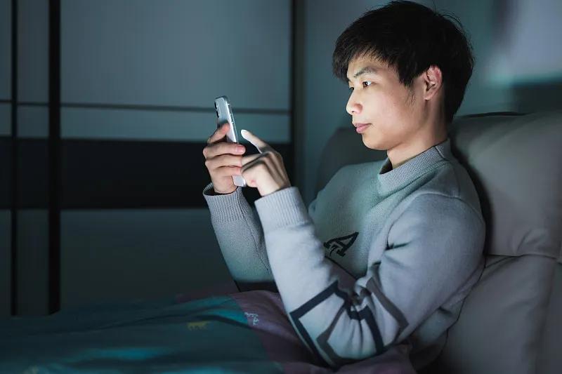 长期错过黄金睡眠4小时，健康真的会被拖垮吗？
 凌晨的城市，路灯还亮着昏黄的光，