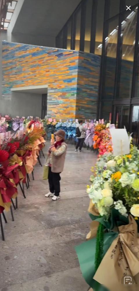 与辉同行的粉丝下雪天都从全国各地来到了西安跨年音乐会门口送来的各色花篮，与辉同行