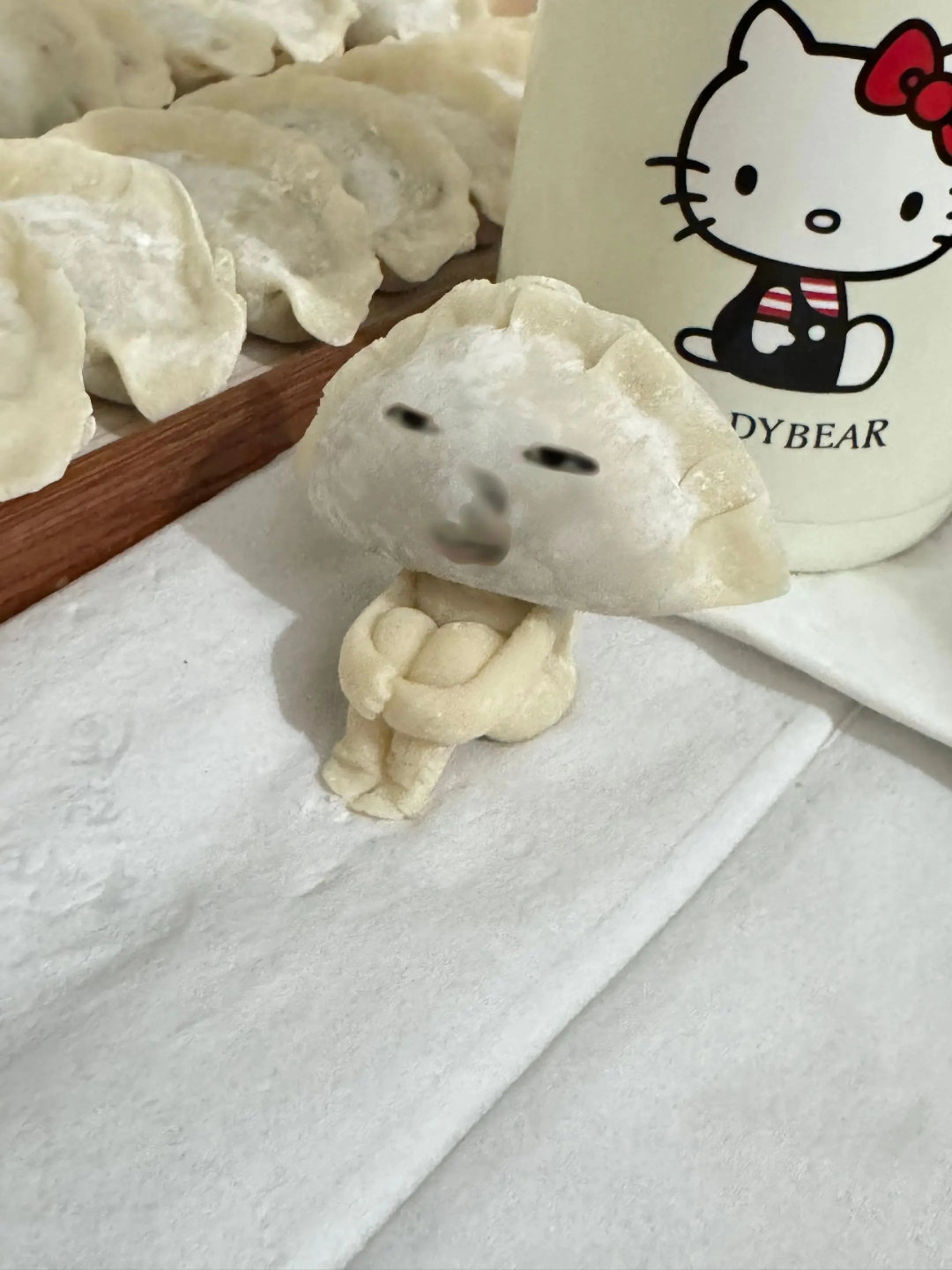 表情包  这组饺子表情包也太会演了吧！委屈巴巴的黑眼圈，无奈的小表情，还有旁边堆