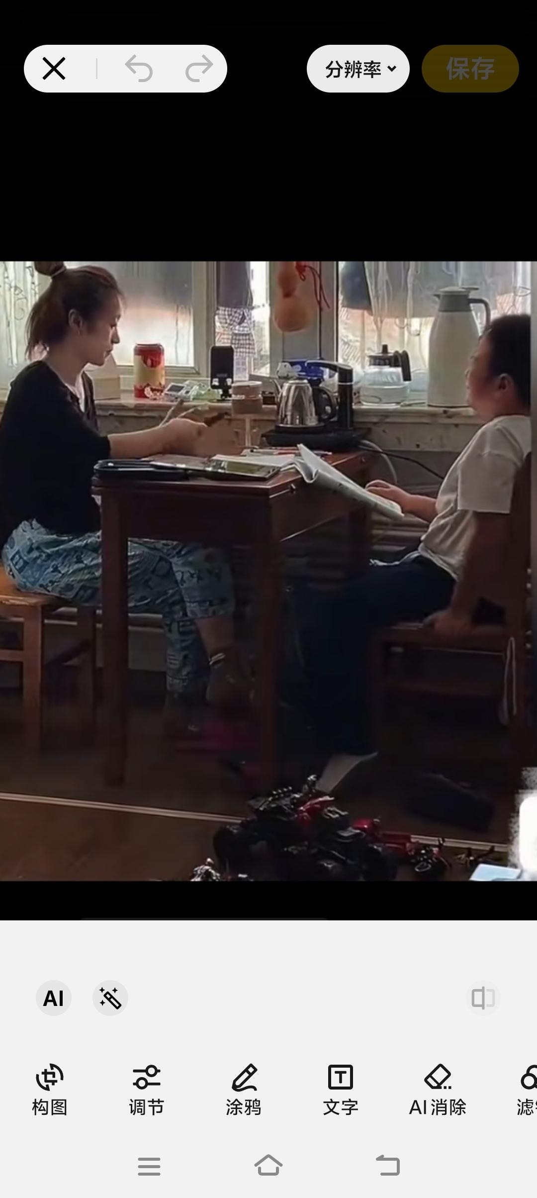 这妈妈辅导孩儿子作业方法，真的不对！

一位年轻的妈妈让儿子背课文要背三遍，孩子