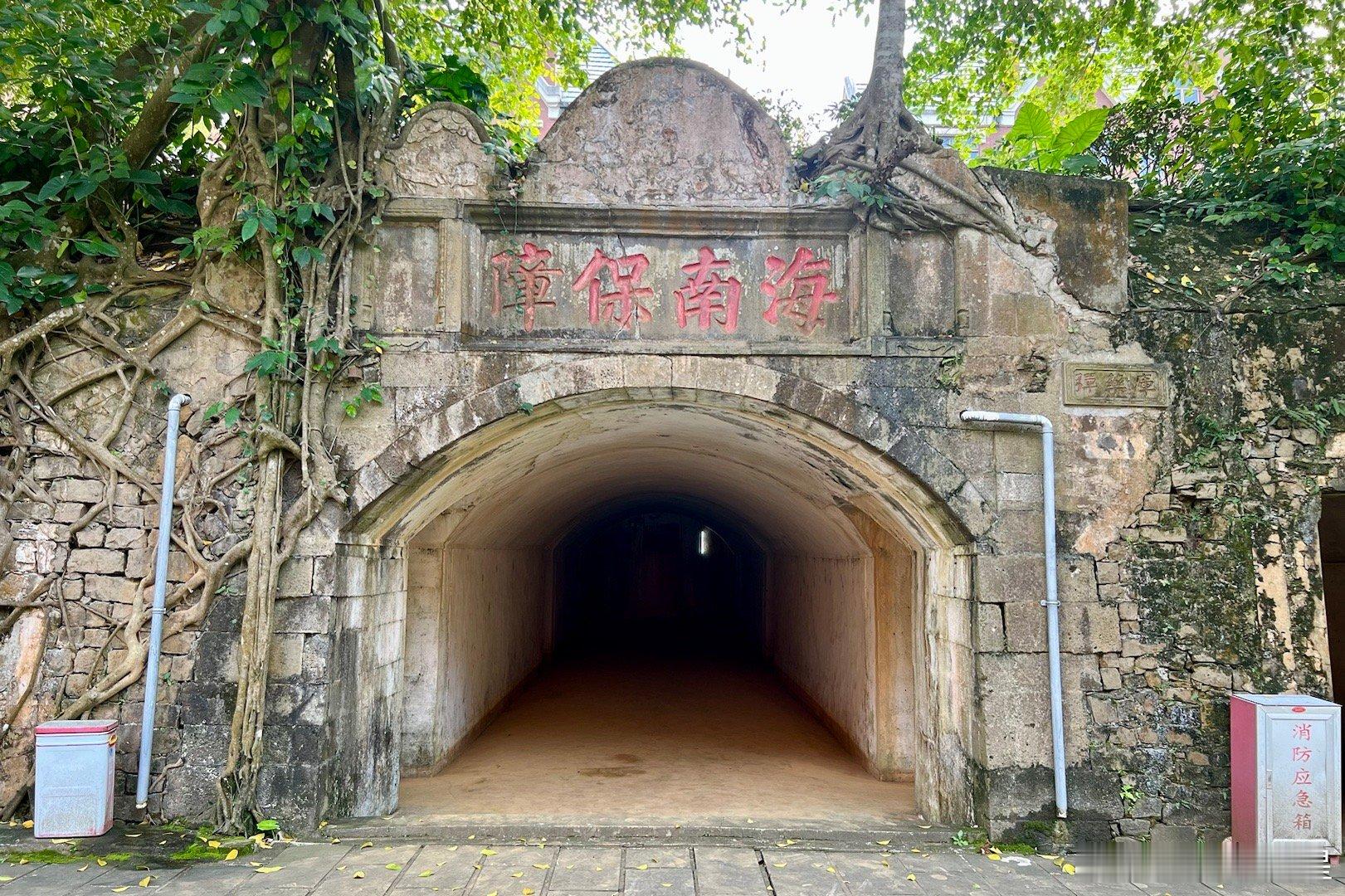秀英炮台，第六批全国重点文物保护单位。海南最大的清代炮台。中法战争后，海防升级，