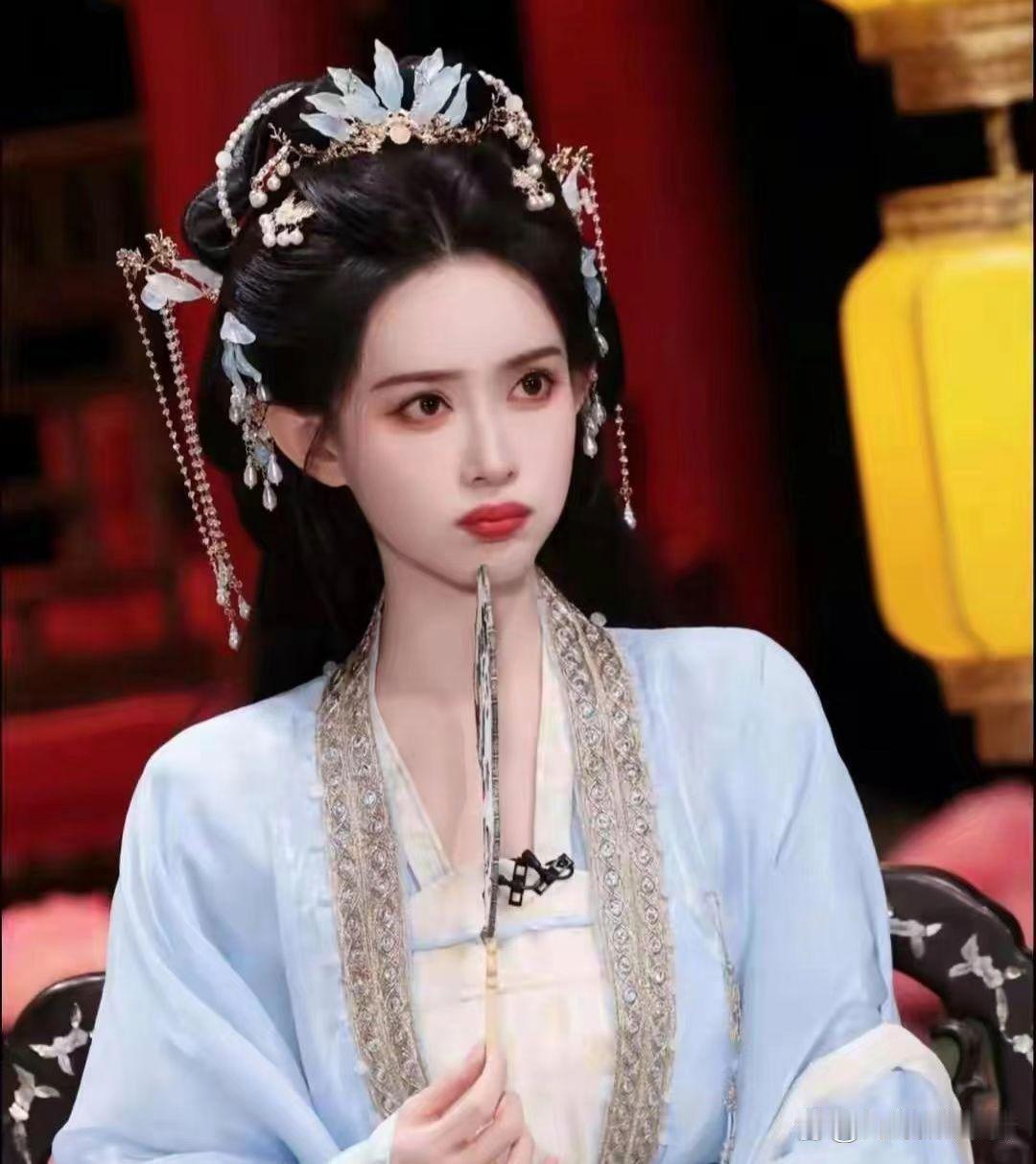 1. 袁弘一直想要再生一个女儿凑成二胎，但是张歆艺并不愿意。一方面是再生孩子会彻