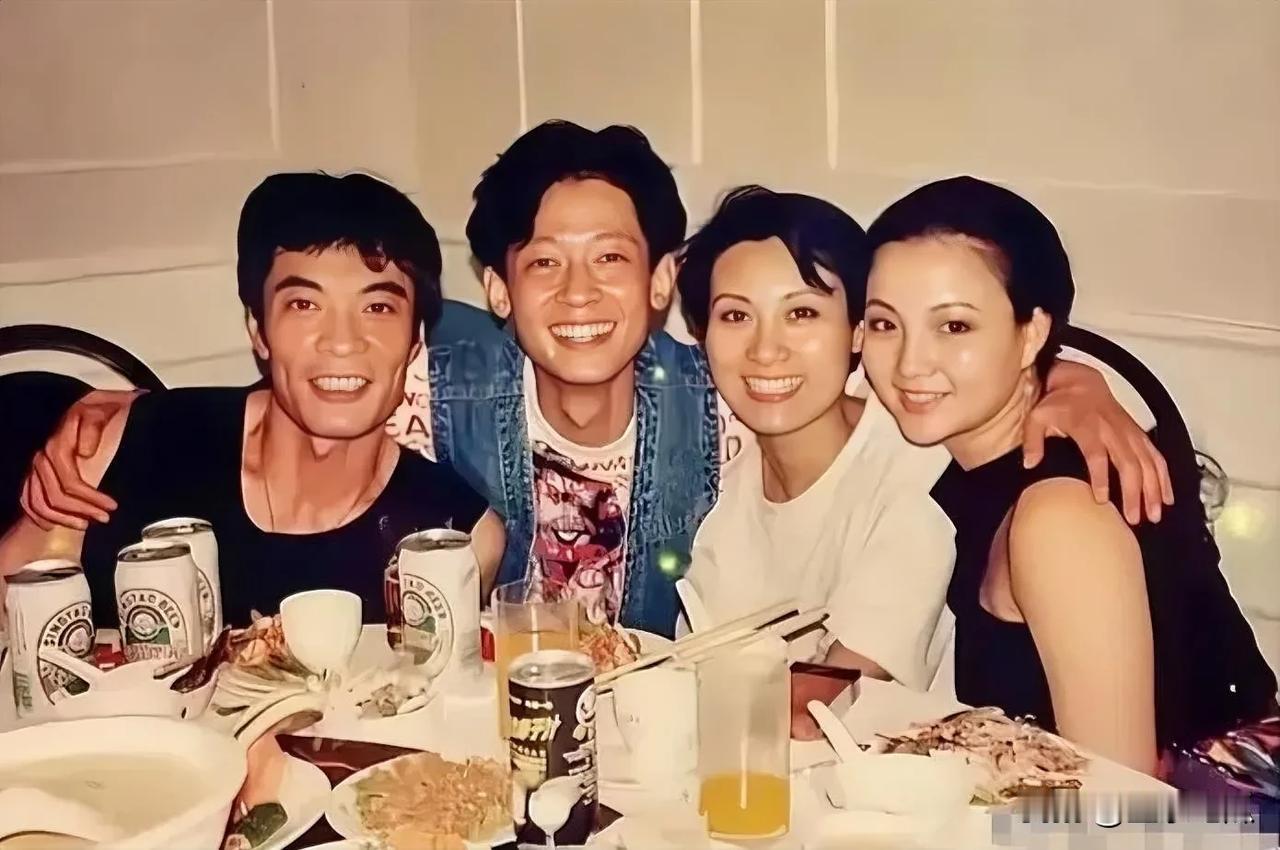 四位都是娱乐圈很棒演员，右二女土是出演《情深深雨蒙蒙》中的依萍妈妈的演员，演技很