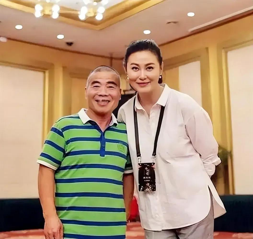 最美“潘金莲和武大郎”合照，
男演员，宋文华，略显老态，但精神头十足，而王思懿还