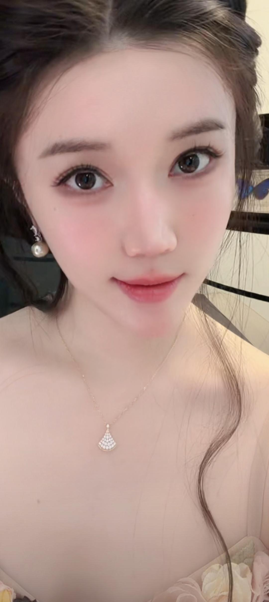 这位小姐姐好漂亮，笑容甜美。
