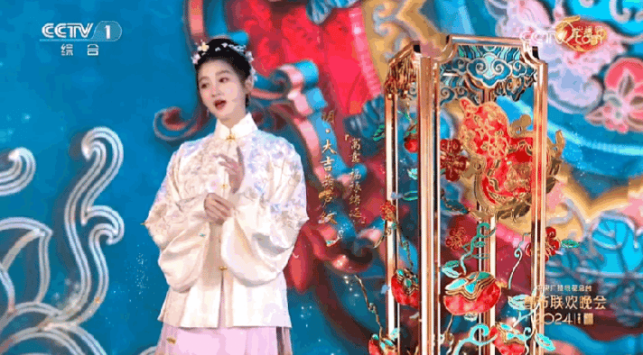 #关晓彤出来我妈连说太好看了# 春晚《年锦》 节目对颜控真友好！关晓彤出来被家里