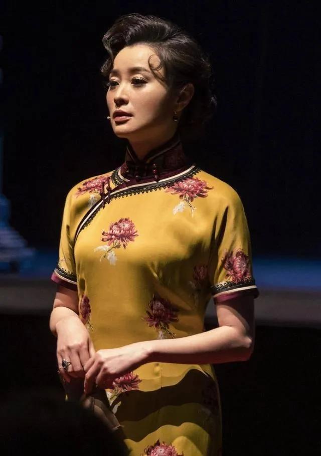 吴越穿旗袍很美，完全不输那个被捧成旗袍女神的张曼玉。唯一的美中不足，就是没有看到