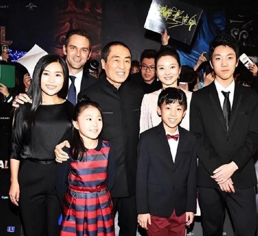 张艺谋导演的全家福 。四个孩子都精神聪灵，作为星二代，张导首要的想法是把他们培养