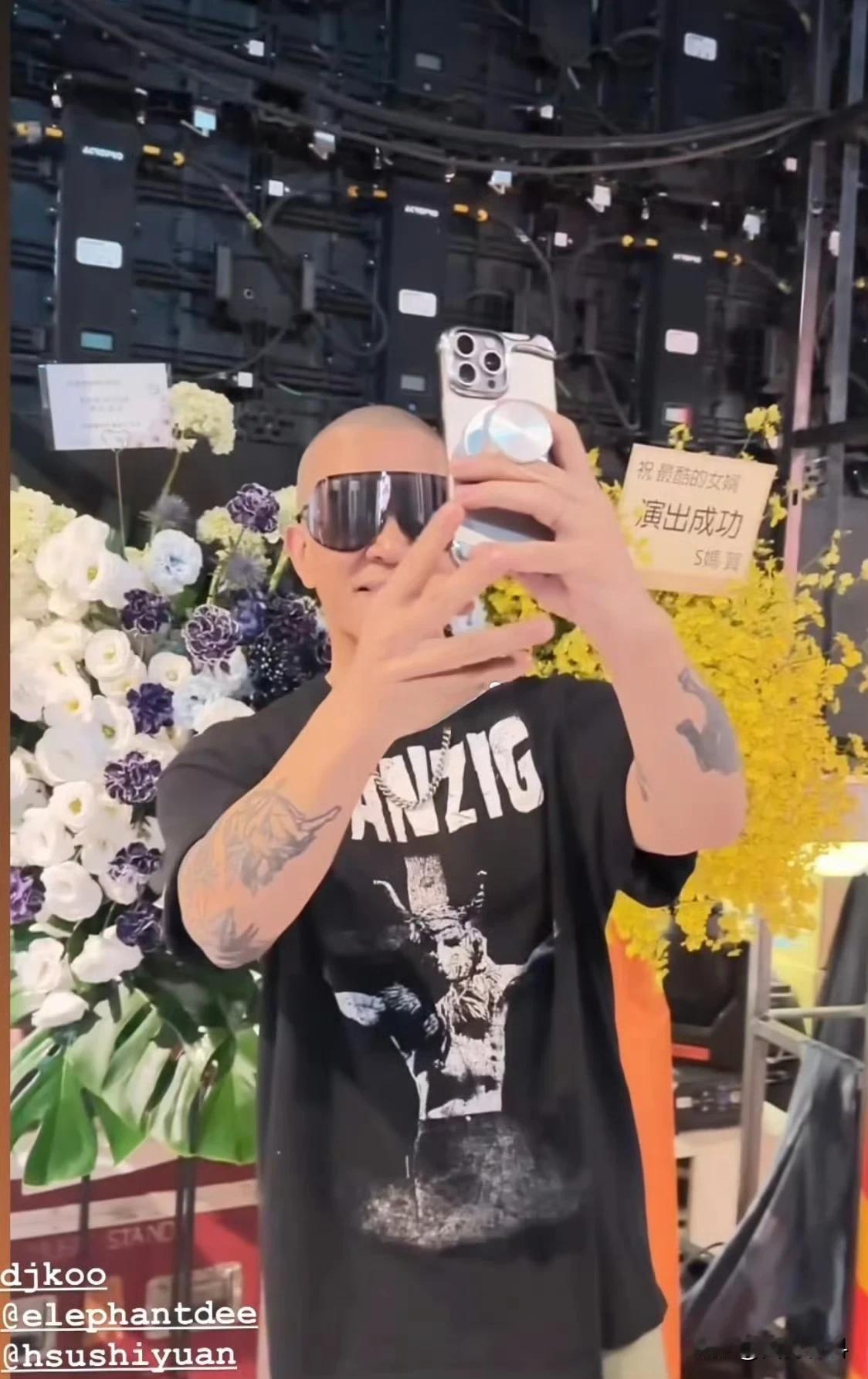 具俊晔今晚演出，高调晒丈母家小姨子送的花篮！
S妈写的是，祝最酷的女婿演出成功！