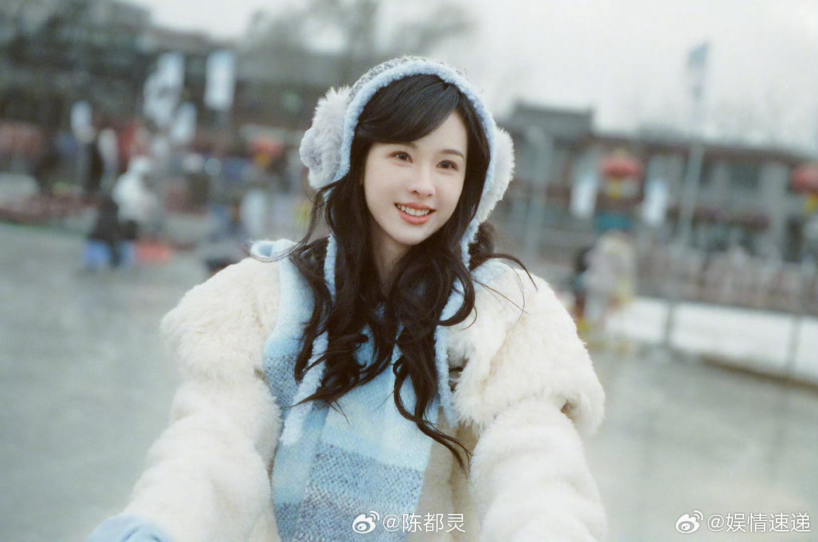 陈都灵祝大家元宵节快乐看看 