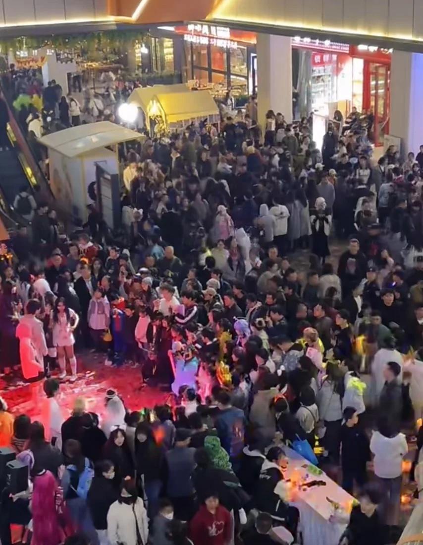 兰州人，谁知道环球中心发生了什么？
兰州环球中心 兰州 哪里都是人