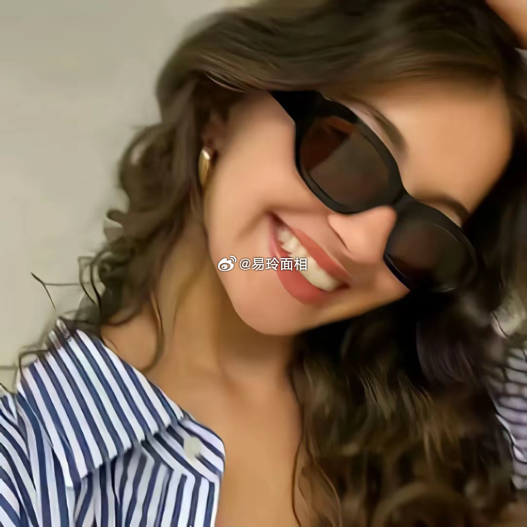 白羊女不仅懂得如何给他人带来情绪价值，还在社交方面展现出极大的天赋，常常成为众人