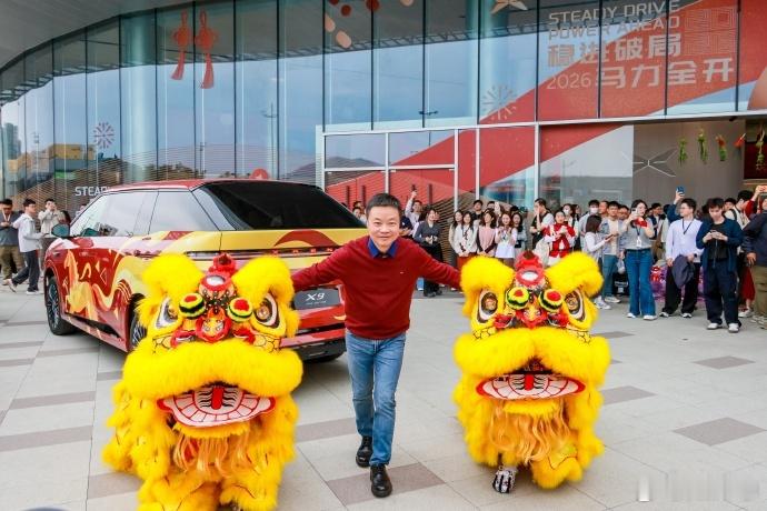 何小鹏2026年开工信 现在汽车品牌都不甘心做汽车，而是要做科技公司。何小鹏称，