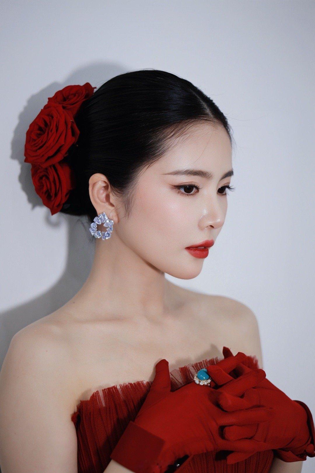 王灿这么美的吗  王灿这么美的吗，好惊艳的一套造型风格了呀，烈焰的红色真的是如同