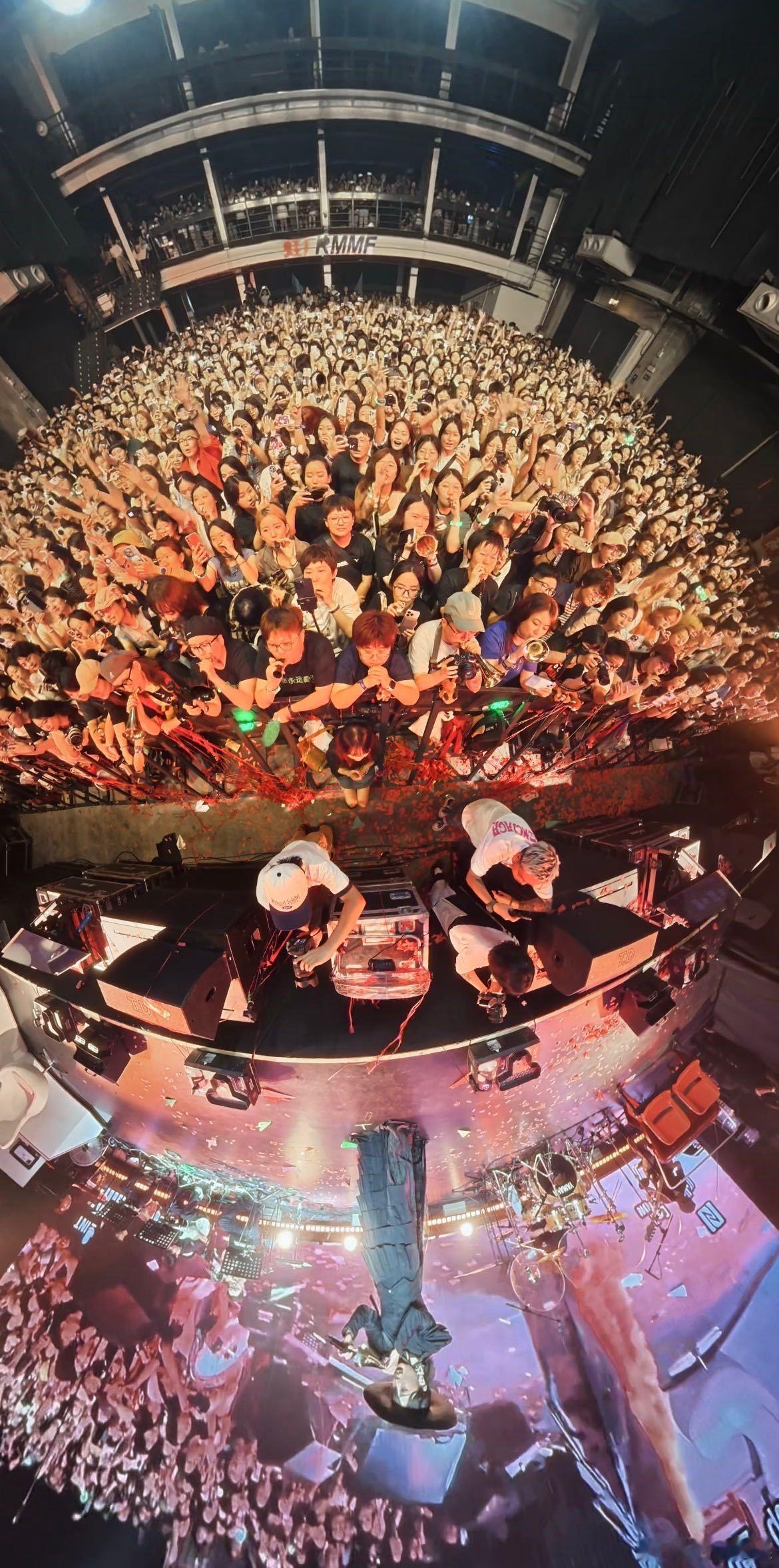 刘恋巡演北京站卡祖笛大合奏 刘恋太会整活儿啦！北京站巡演《乐园》间奏时，全场卡祖