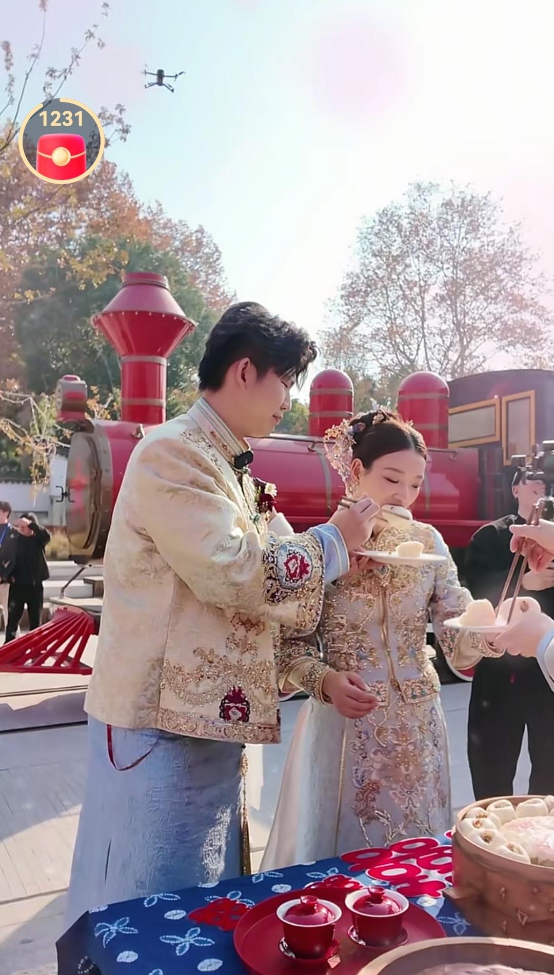 12月6日，黄雅琼和刘雨辰穿着结婚服，在老家龙游县进行了新婚游览，为家乡文旅亮相