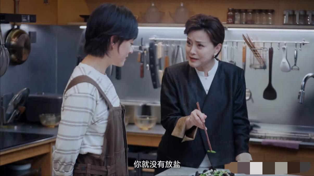 杨澜专访孙俪这段做饭片段，看完真的很有感触。
两人在农场一起做肉骨茶，孙俪炒了一